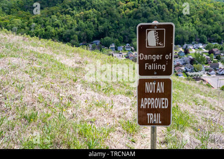 Schild warnt Wanderer die Gefahr des Absturzes, nicht einem zugelassenen Trail, aus Bereich zu bleiben. Konzept für selfie Todesfälle Stockfoto