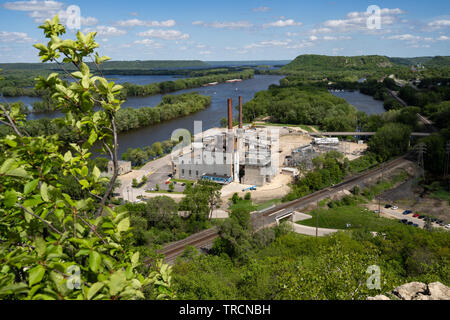 Rote Flügel, Minnesota - Mai 25, 2019: Red Wing Kraftwerk trägt noch die alten NSP-Logo, trotz der Power plant derzeit von Xcel Energy betrieben Stockfoto