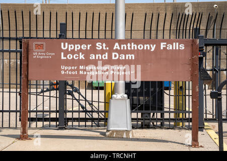 Minneapolis, Minnesota - Juni 2, 2019: Zeichen für die Obere Str. Anthony Falls Sperren und Dam, durch die US-Armee Korps der Ingenieure in der Innenstadt von Minneapolis MN Stockfoto