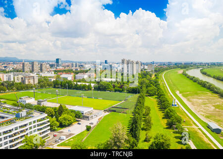 Luftaufnahme von Zagreb, Kroatien, Fluss Sava aus der Luft, City Skyline, grüne Landschaft im Sommer Tag Stockfoto