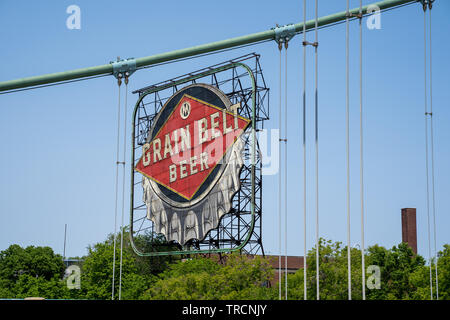 Minneapolis, Minnesota - June 2, 2019: Iconic Grain Belt Beer sign in downtown Minneapolis, on the banks of the Mississippi River, framed by the Fathe Stockfoto