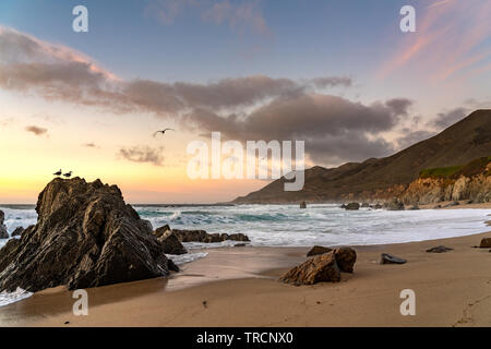 Sonnenuntergang an der Küste von Big Sur in Kalifornien. Stockfoto