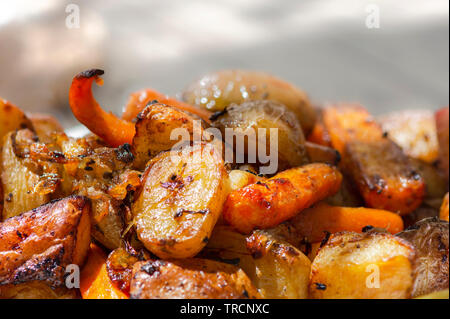 Backofen Bratkartoffeln mit Zwiebeln und Karotten. Stockfoto