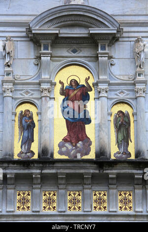 Fassade de la Basilique mineure (15 ème siècle). Mont Sacré de Varallo Sesia. Italie. / Basilika Kirche Sacro Monte di Varallo (15. Jahrhundert). Italien. Stockfoto