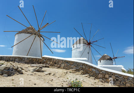 Iconic Mykonos Windmühlen in Griechenland vor blauem Himmel. Stockfoto