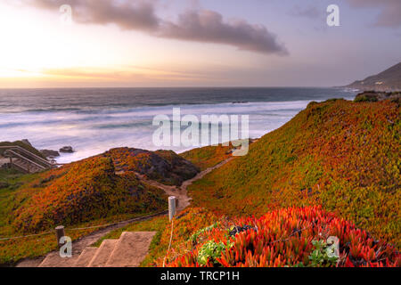 Sonnenuntergang an Calla lily Valley in der Nähe von Big Sur, Kalifornien. Stockfoto