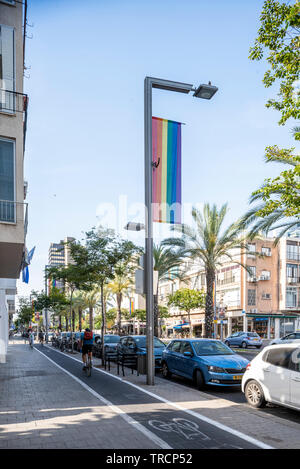 Israel, Tel Aviv-Yafo - 01. Juni 2019: LGBT pride Flag auf Shlomo Ibn Gabirol Street im Zentrum von Tel Aviv Stockfoto