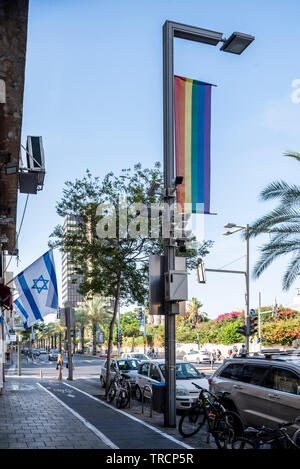 Israel, Tel Aviv-Yafo - 01. Juni 2019: LGBT pride Flag auf Shlomo Ibn Gabirol Street im Zentrum von Tel Aviv Stockfoto