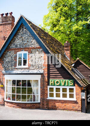 Alte Bäckerei mit Hovis unterzeichnen, Hambleden Dorf, Wycombe Bezirk, Berkshire, England, UK, GB. Stockfoto