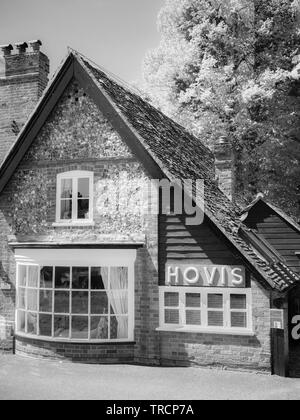 Alte Bäckerei mit Hovis unterzeichnen, Hambleden Dorf, Wycombe Bezirk, Berkshire, England, UK, GB. Stockfoto