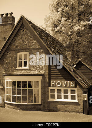 Alte Bäckerei mit Hovis unterzeichnen, Hambleden Dorf, Wycombe Bezirk, Berkshire, England, UK, GB. Stockfoto