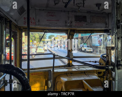 31 Mar 2019 Innenraum Der beste Bus durch Charni Straße Bahnhof Mumbai Maharashtra Indien vorbei Stockfoto