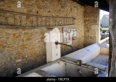 Überdachte trinken Trog, Lacoux, Ain, Frankreich Stockfoto