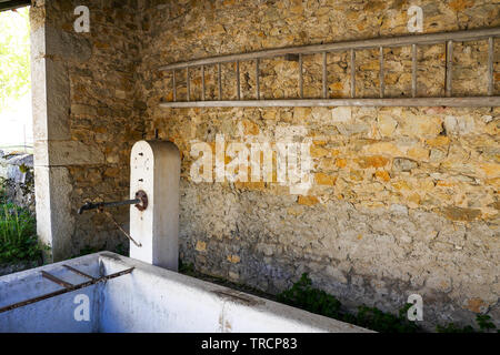 Überdachte trinken Trog, Lacoux, Ain, Frankreich Stockfoto