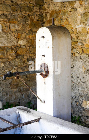 Überdachte trinken Trog, Lacoux, Ain, Frankreich Stockfoto