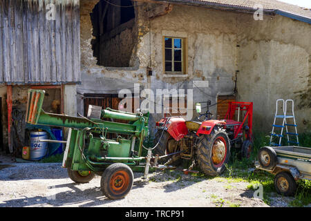 Landwirtschaftliche Geräte in einer Farm Yard, Lacoux, Ain, Frankreich Stockfoto