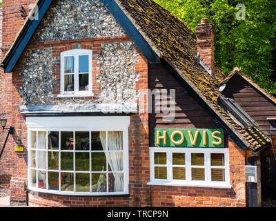 Alte Bäckerei mit Hovis unterzeichnen, Hambleden Dorf, Wycombe Bezirk, Berkshire, England, UK, GB. Stockfoto