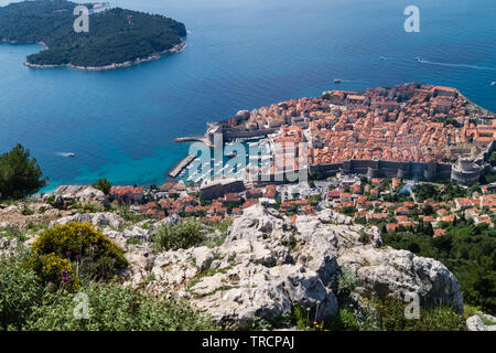 Blick vom Mount sdr auf Otok Lokrum, einer kleinen Insel in der Nähe von Dubrovnik Kroatien Stockfoto