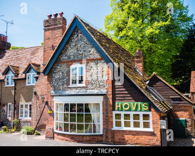 Old Bakery mit Hovis-Schild, Hambleden Village, Wycombe District, Buckinghamshire, England, GROSSBRITANNIEN, GB. Stockfoto