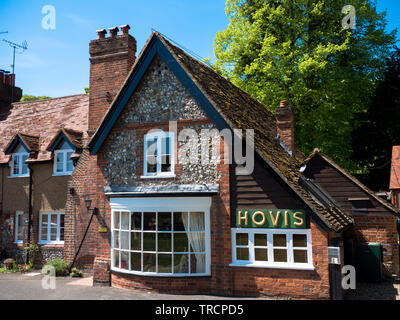 Alte Bäckerei mit Hovis unterzeichnen, Hambleden Dorf, Wycombe Bezirk, Berkshire, England, UK, GB. Stockfoto