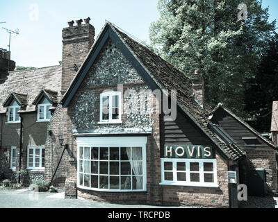 Alte Bäckerei mit Hovis unterzeichnen, Hambleden Dorf, Wycombe Bezirk, Berkshire, England, UK, GB. Stockfoto