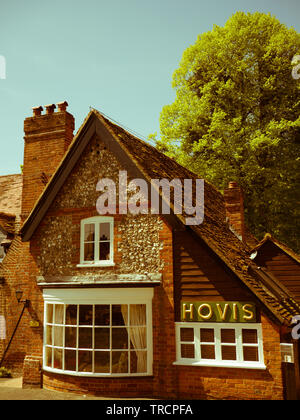 Alte Bäckerei mit Hovis unterzeichnen, Hambleden Dorf, Wycombe Bezirk, Berkshire, England, UK, GB. Stockfoto