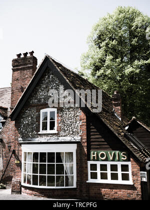 Alte Bäckerei mit Hovis unterzeichnen, Hambleden Dorf, Wycombe Bezirk, Berkshire, England, UK, GB. Stockfoto