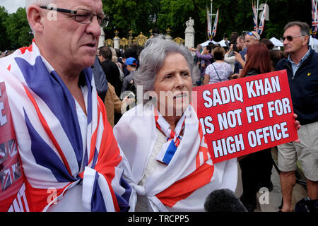 03.06.2019. London, Großbritannien. Trump Unterstützer halten Sie ein Plakat mit der Aufschrift "Sadik Khan nicht fit ist für Office", sobald er am Flughafen Stanstead gelandet, Donald Trump gab zwei Tweets critisising der Bürgermeister von London. Credit: Yanice Idir Stockfoto