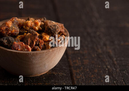 Süsse Myrrhe Opoponax auf einem Holz Tisch Stockfoto