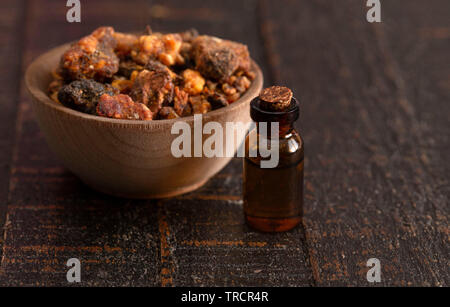 Süsse Myrrhe Opoponax auf einem Holz Tisch Stockfoto