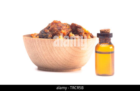 Süsse Myrrhe Opoponax ätherisches Öl isoliert auf weißem Hintergrund Stockfoto
