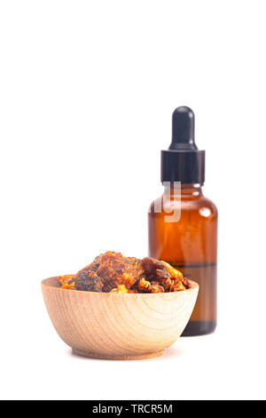Süsse Myrrhe Opoponax ätherisches Öl isoliert auf weißem Hintergrund Stockfoto