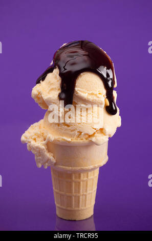 Double Scoop Vanille Eis auf einem violetten Hintergrund Stockfoto