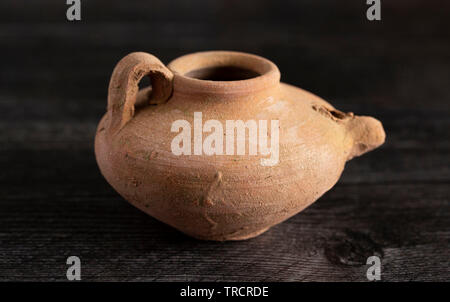 Handmade Öl Lampe aus dem Nahen Osten auf einem dunklen Holz Tisch Stockfoto