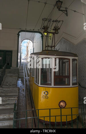 Ascensor da Bica, Lissabons älteste Standseilbahn, Misericórdia, Lissabon, Portugal: In der unteren Station auf der Rua de São Paulo Stockfoto