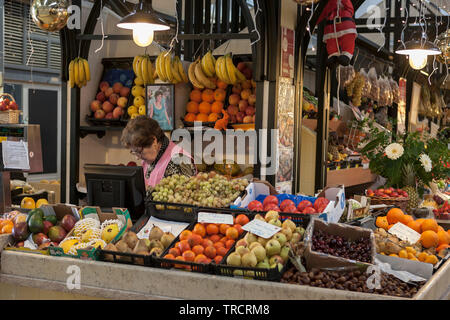 Obststand in der Mercado de Campo de Ourique auf einem ruhigen Sonntag Morgen, Rua Coelho da Rocha, Santo Condestável, Lissabon, Portugal Stockfoto