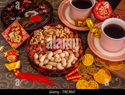 Das chinesische Neujahr snack Box, die traditionell für die Gäste serviert. Chinesisches Symbol für Rautenform bedeutet 'Glück'. Symbole auf Münzen bedeutet Vermögen. Mini Stockfoto