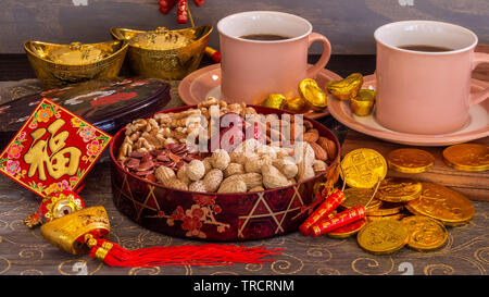 Das chinesische Neujahr snack Box, die traditionell für die Gäste serviert. Chinesisches Symbol für Rautenform bedeutet 'Glück'. Symbole auf Münzen bedeutet Vermögen. Mini Stockfoto