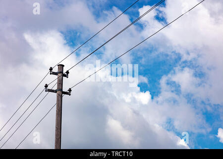 Alte power line an der hölzernen Mast Stockfoto