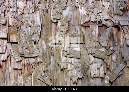 Alte verwitterte Holz Schindeln gebrochen Stockfoto