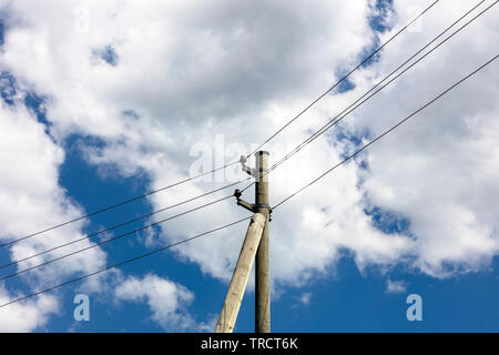 Alte power line an der hölzernen Mast Stockfoto