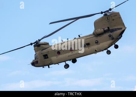 US-Armee Boeing Chinook Hubschrauber fliegen als Teil der Unterstützung für die US-Präsident Donald Trump Staatsbesuch in Großbritannien Stockfoto