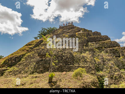 Alten Maya Pyramide mit Menschen standen an der Spitze, im Nationalpark Tikal, Guatemala Stockfoto