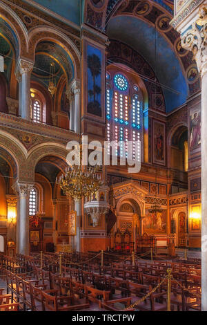 Athen, Griechenland - Mai 2019: Innenansicht der atemberaubenden Kathedrale von Athen zeigt detaillierte Schnitzereien und bunten Verzierungen. Stockfoto