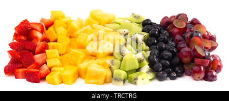 Linien der Regenbogenfarbenen Obst isoliert auf weißem Hintergrund Stockfoto
