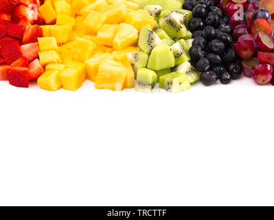 Linien der Regenbogenfarbenen Obst isoliert auf weißem Hintergrund Stockfoto