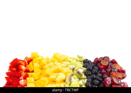 Linien der Regenbogenfarbenen Obst isoliert auf weißem Hintergrund Stockfoto