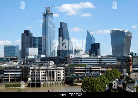 Stadt London Wolkenkratzer & Fischhändler Hall von London Bridge Financial District Stadtbild Themse in London, England, UK KATHY DEWITT Stockfoto