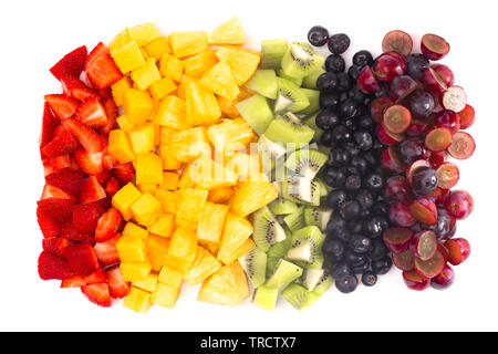 Linien der Regenbogenfarbenen Obst isoliert auf weißem Hintergrund Stockfoto