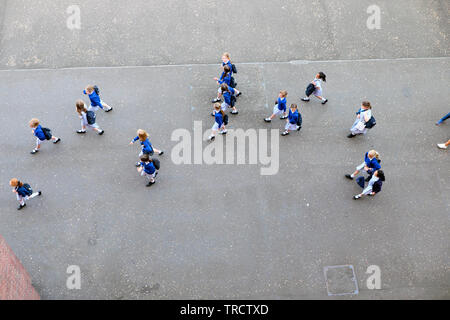 Ansicht einer Schulgruppe von Grundschülerinnen Mädchen Schüler in Uniform von oben an einem Tag draußen in London England UK KATHY DEWITT Stockfoto